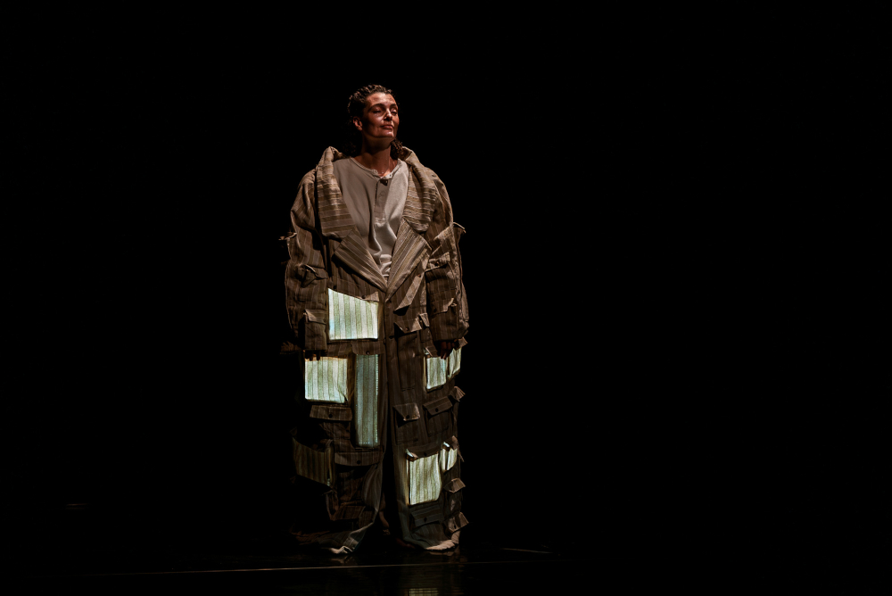 Allison Faye et Juliette Bolzer dans la pièce Bernard avec une création lumière de Jérôme Baudouin, créateur lumière en danse, théâtre et spectacle vivant.